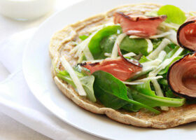 Galettes de sarrasin à l&rsquo;andouille de Guémené et crème au raifort