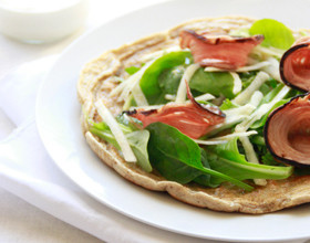 Galettes de sarrasin à l&rsquo;andouille de Guémené et crème au raifort