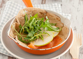 Galettes de blé noir au saumon, pommes, roquette et crème fouettée au citron