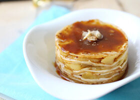 Gâteau de crêpes, pommes, pralin et caramel épicé