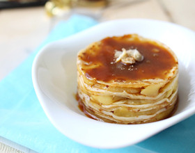 Gâteau de crêpes, pommes, pralin et caramel épicé