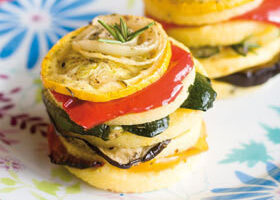 Gâteaux de polenta et légumes rôtis