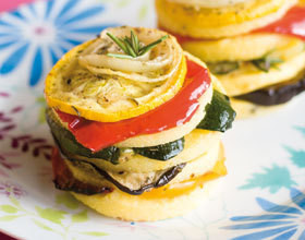 Gâteaux de polenta et légumes rôtis