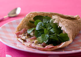 Galettes sarrasin au bacon, mâche et noisettes
