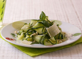 Salade de courgettes au parmesan et pignons de pin