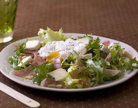 Salade frisée au fromage et oeufs pochés
