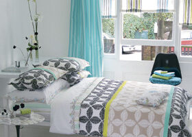 Les fleurs envahissent la déco, du sol au plafond !