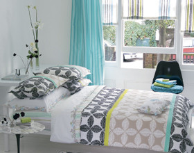 Les fleurs envahissent la déco, du sol au plafond !