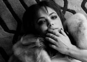 Julia Stone sort un deuxième album solo : By The Horns !