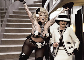 Karl Lagerfeld aime les rondes !