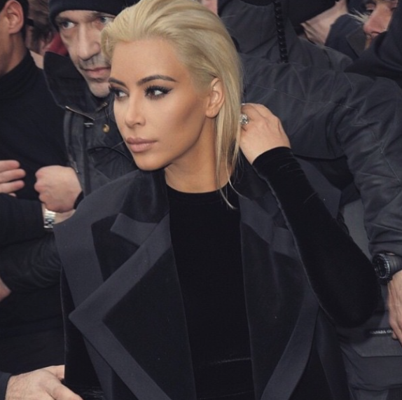 kim devient blonde !