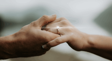 L&rsquo;Emplacement de la Bague de Fiançailles : Une Réinterprétation Moderne de la Symbolique des Doigts