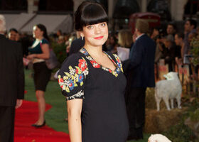 Lily Allen enceinte et en pleine forme(s) !