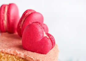 Macarons framboise en forme de coeur