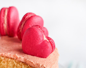 Macarons framboise en forme de coeur
