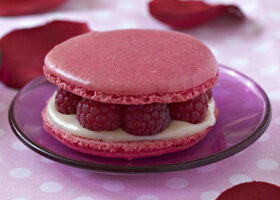 Macarons aux framboises, rose et litchis