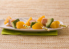Mini brochettes saumon mariné, avocat et orange
