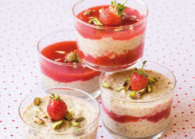 Mousse à la pistache et coulis de fraises