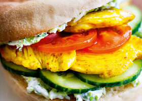 Muffin, poulet au curry, légumes et fromage blanc