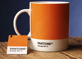 Difficile de résister aux mugs pantone.