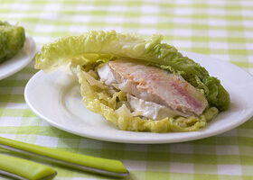 Papillote de rouget au chou vert et fromage de chèvre