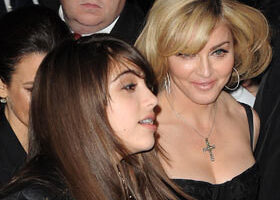 Lourdes a un petit ami !