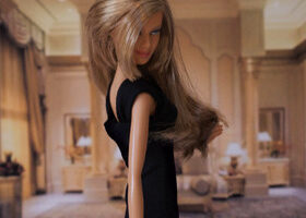 Barbie monte les marches de Cannes en petite robe noire !