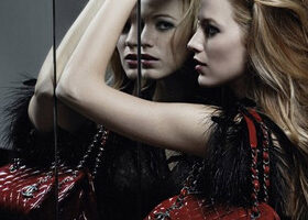 Quand Blake Lively joue la « Mademoiselle » pour Chanel…