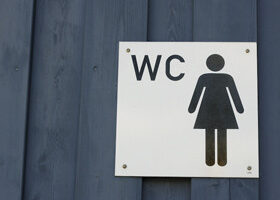 OUI, faire pipi debout quand on est une fille, c&rsquo;est possible !