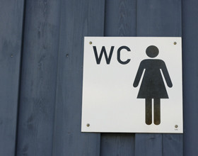 OUI, faire pipi debout quand on est une fille, c&rsquo;est possible !