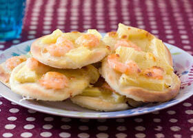 Mini pizzas ananas, crevettes et mozza