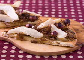 Mini pizzas au confit de canard et aux poires