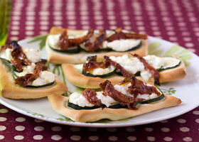 Mini pizzas au chèvre, courgettes et tomate confite