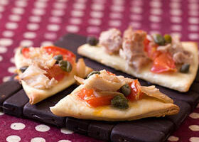 Mini pizzas au thon et aux câpres