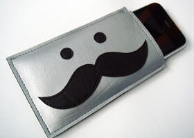 Mon iPhone fait dodo dans un « bonhomme-moustache »