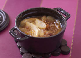Poires au miel et pain d&rsquo;épices en cocotte