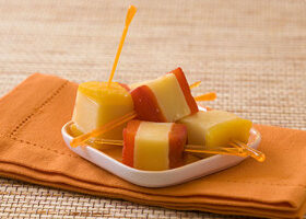 Mini brochettes au poivron grillé et au comté