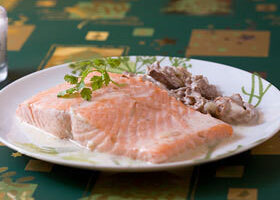 Pavé de saumon aux girolles