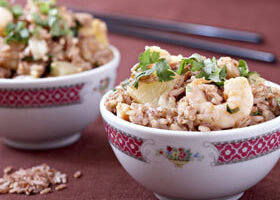 Riz rose aux crevettes, ananas et coriandre