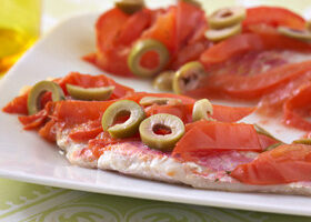 Rouget aux olives vertes et aux tomates