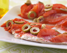 Rouget aux olives vertes et aux tomates