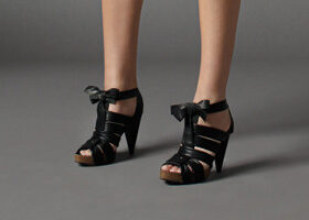 Vite, des chaussures ! Les sandales les petites…