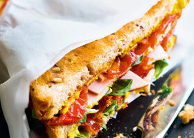 Club sandwich dinde, tomates confites-chorizo