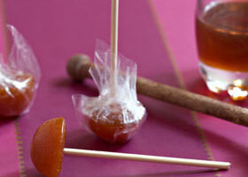 Comment faire… des sucettes au miel ?
