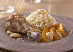 Tajine de poulet aux pêches et amandes
