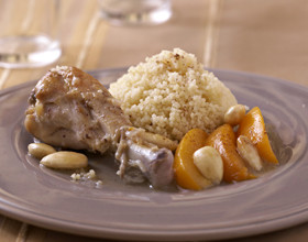 Tajine de poulet aux pêches et amandes