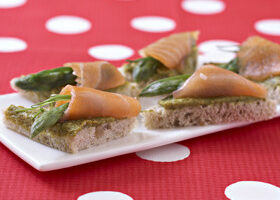 Toasts d&rsquo;asperges au saumon fumé