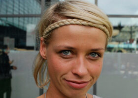 Street Beauty : on a repéré la tresse bandeau d&rsquo;Elisa !