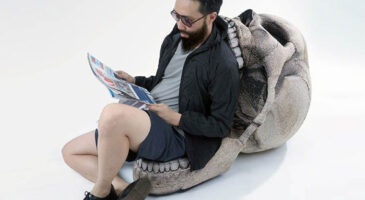 Un pouf en forme de crane géant