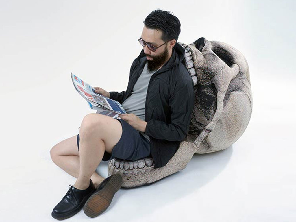 Un pouf en forme de crane géant